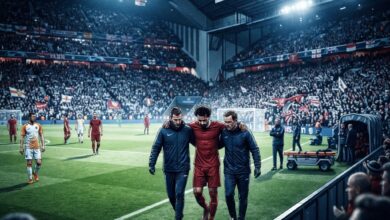 لاعب هولندي يرتدي قميص ليفربول يغادر أرضية الملعب بسبب إصابة خلال معسكر دولي