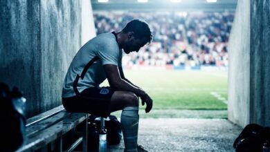 لاعب إنجليزي يرتدي زي المنتخب الإنجليزي يظهر عليه التعب خلال مباراة في الدوري الإنجليزي الممتاز