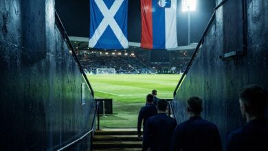ملعب كرة قدم يعلوه علما اسكتلندا وسلوفينيا قبل انطلاق مباراة دوري الأمم الأوروبية