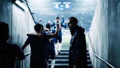 لاعبون يحتفلون بفوز فريقهم بنتيجة 2-0 في مباراة بالدوري تحت قيادة المدرب توماس توخيل