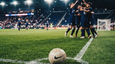 لاعبون شباب من المنتخب الأمريكي يحتفلون بهدف خلال مباراة ودية أمام منتخب تشيلي