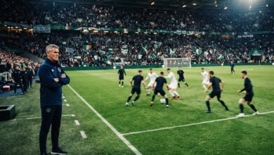 مدرب منتخب جمهورية أيرلندا يتابع لاعبيه خلال نافذة دولية في مباراة كرة قدم