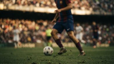 لاعب شاب يرتدي زي أحد أندية الدوري الإسباني خلال مباراة بالليغا