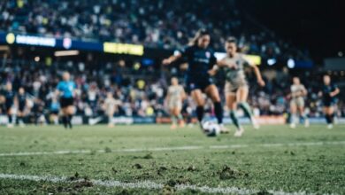 ملعب يجرى فيه لقاء بين فريقين في الدوري الأمريكي لكرة القدم النسائية NWSL